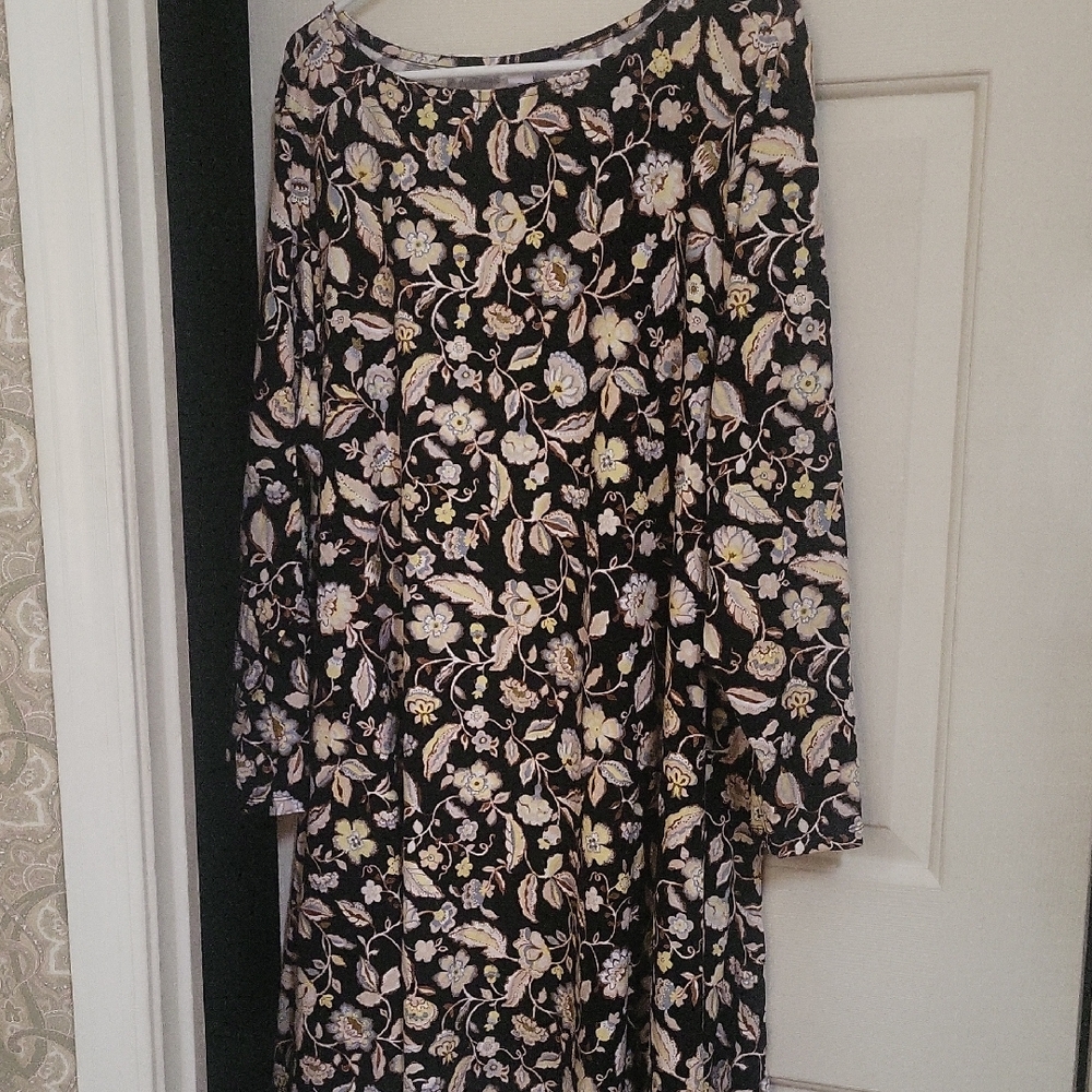 Old Navy Floral Midi Dress in Black and Cream PETITE
